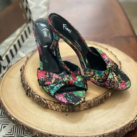 Fioni Floral Heel, SZ 6.5 - Picture 2 of 4